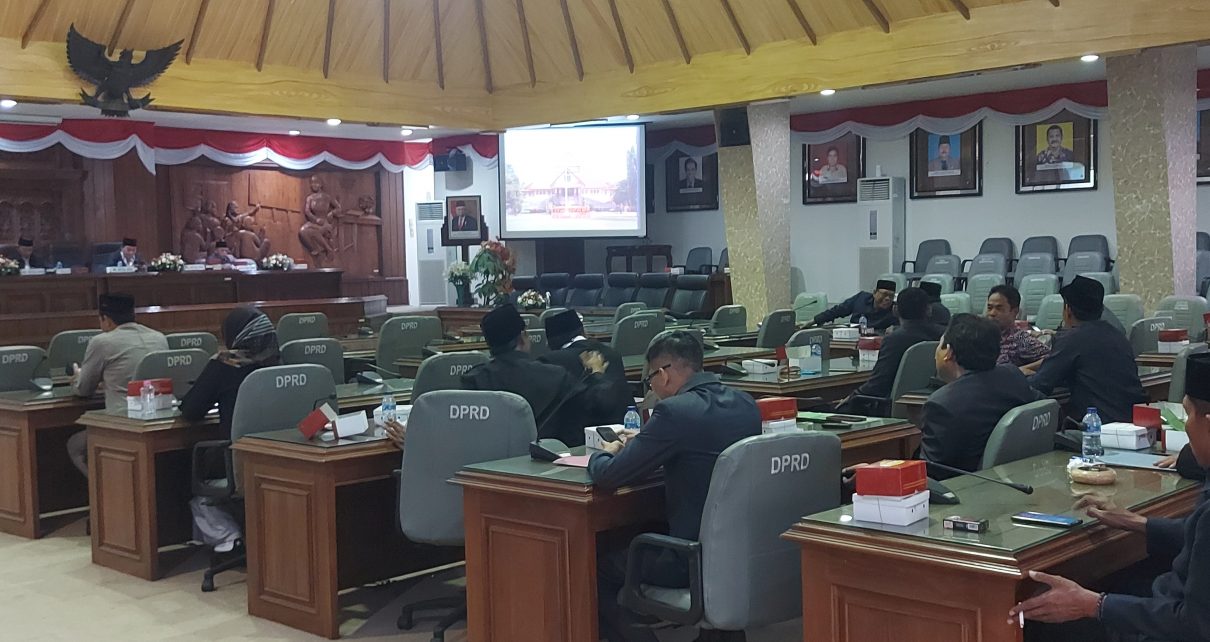 Rapat Paripurna DPRD Kabupaten Rembang dalam rangka persetujuan atas peraturan DPRD tentang Perubahan Tata tertib