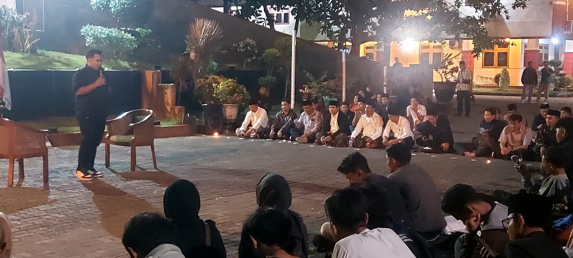 MAHASISWA GELAR MIMBAR EKSPRESI DI GEDUNG DPRD