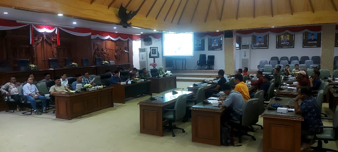 TUNTUT PENYELESAIAN MASALAH PENCEMARAN LINGKUNGAN,MASYARAKAT PEDULI LINGKUNGAN PANTAI KEMBALI DATANGI DPRD REMBANG