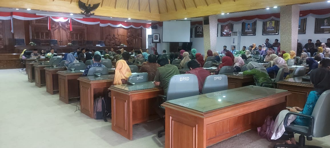BELUM MASUK DATA POKOK PENDIDIKAN,GURU TIDAK TETAP DAN PEGAWAI PEMERINTAH DENGAN PERJANJIAN KINERJA ,GERUDUK GEDUNG  DPRD