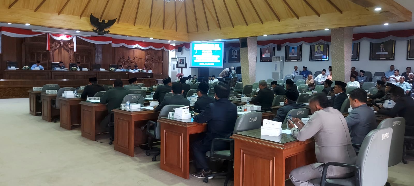 RAPAT  PARIPURNA PERSETUJUAN RAPERDA PERTANGGUNGJAWABAN APBD TAHUN ANGGARAN 2025