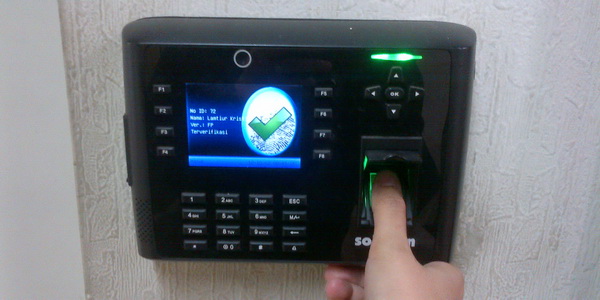 MENYONGSONG ERA ABSENSI DIGITAL : FINGERPRINT. EFEKTIFKAH?