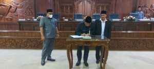 Penandatanganan Raperda Pertanggungjawaban Pelaksanaan APBD Kabupaten Rembang Tahun Anggaran 2021 .