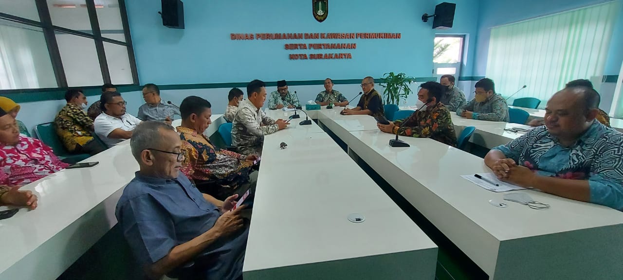 STUDY BANDING RAPERDA INISIATIF PENYELENGGARAAN PERUMAHAN DAN KAWASAN PERMUKIMAN DI DISPERUMKIMTAN KOTA SURAKARTA