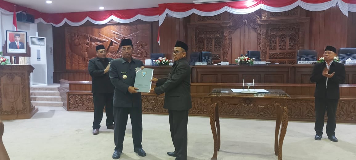 RAPAT PARIPURNA PERSETUJUAN TUJUH RAPERDA