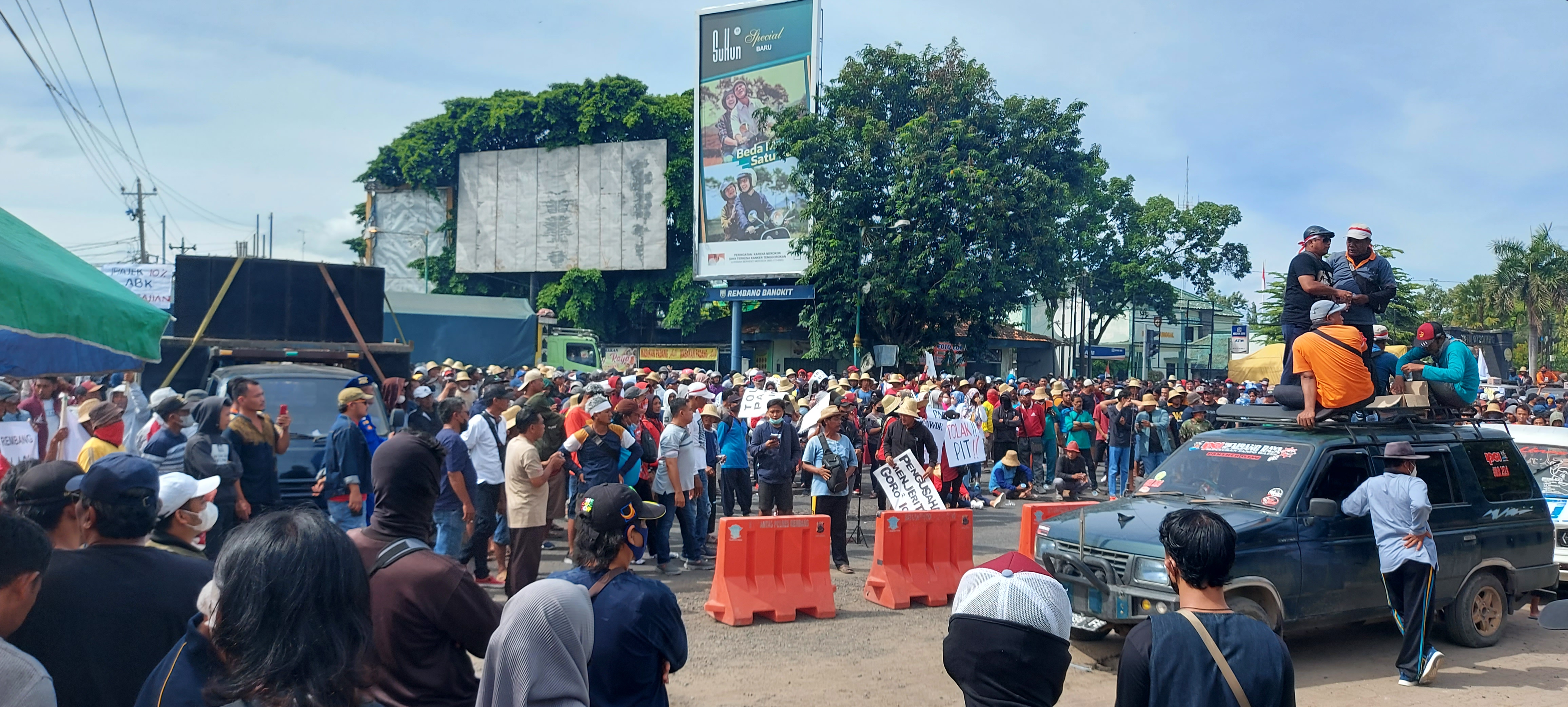 AKSI DEMONTRASI NELAYAN REMBANG