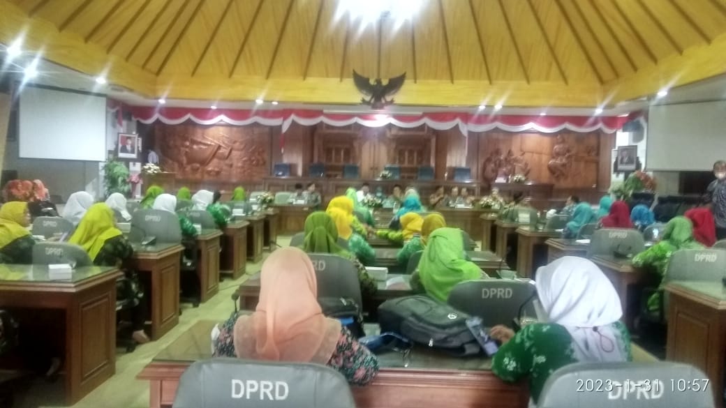 DATANGI KANTOR DPRD GURU TK NON PNS ADUKAN PERMASALAHAN MEREKA