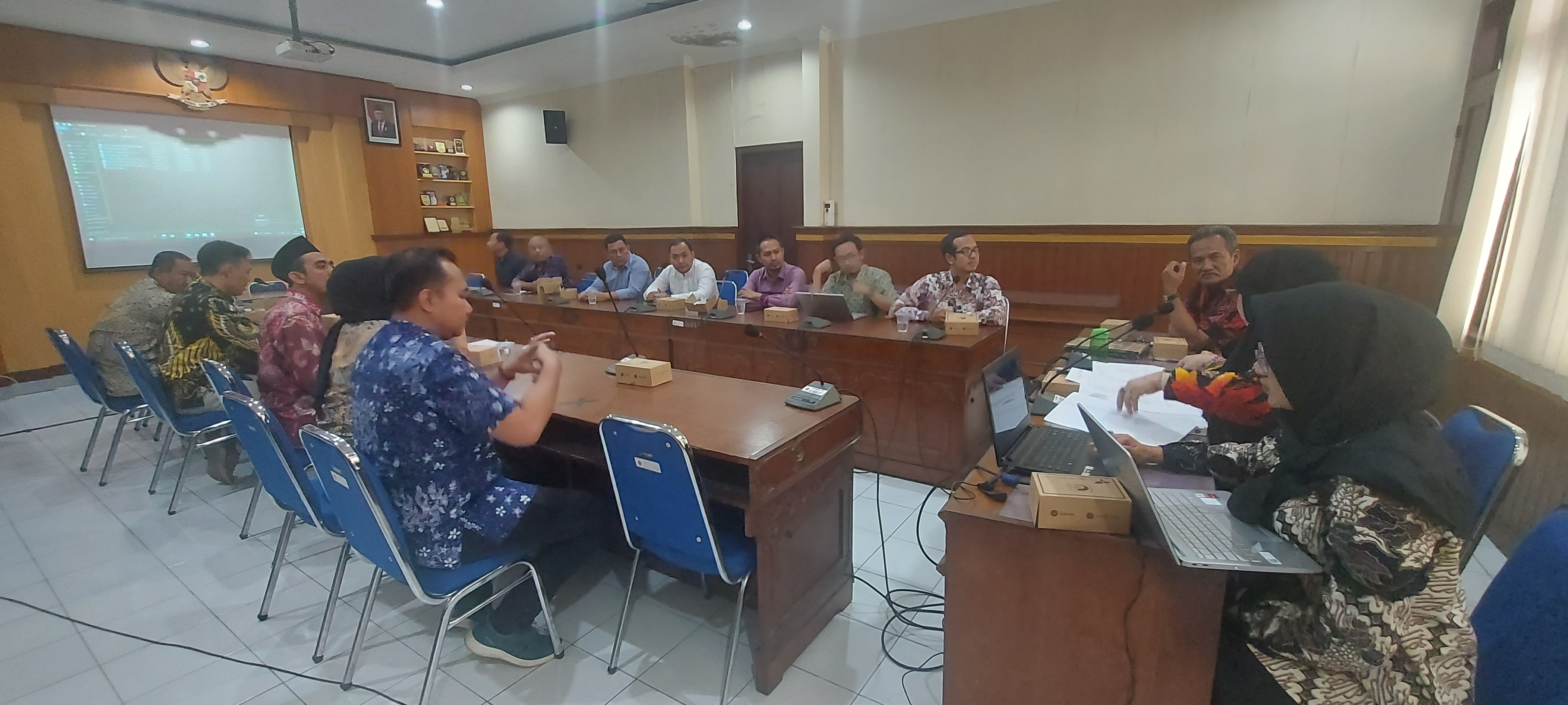 GAGAS RAPERDA BATIK ANGGOTA DPRD REMBANG DARI FRAKSI KIS KUNJUNGI DINAS PERINDUSTRIAN DAN PERDAGANGAN KOTA YOGYAKARTA
