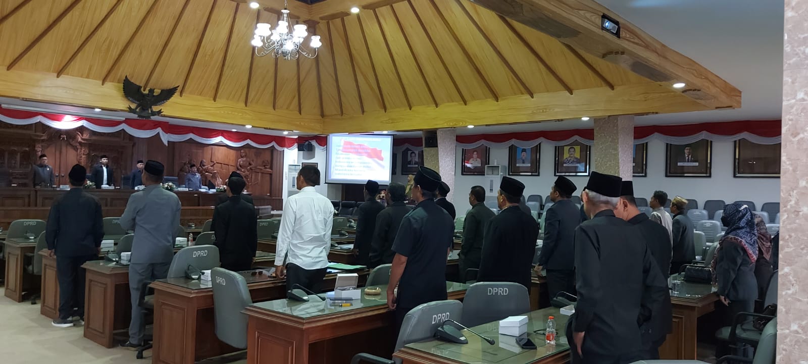 PARIPURNA PERSETUJUAN TIGA RAPERDA INISIATIF