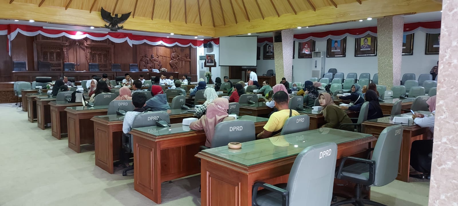 AUDENSI PIMPINAN DPRD DAN KOMISI II DENGAN NASABAH BMT HARUM