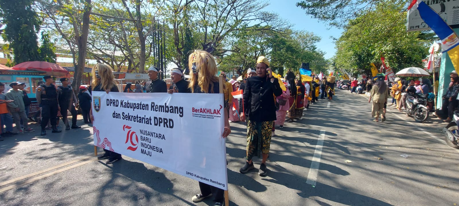 ANGGOTA DPRD DAN SEKRETARIAT DPRD IKUTI PAWAI PEMBANGUNAN