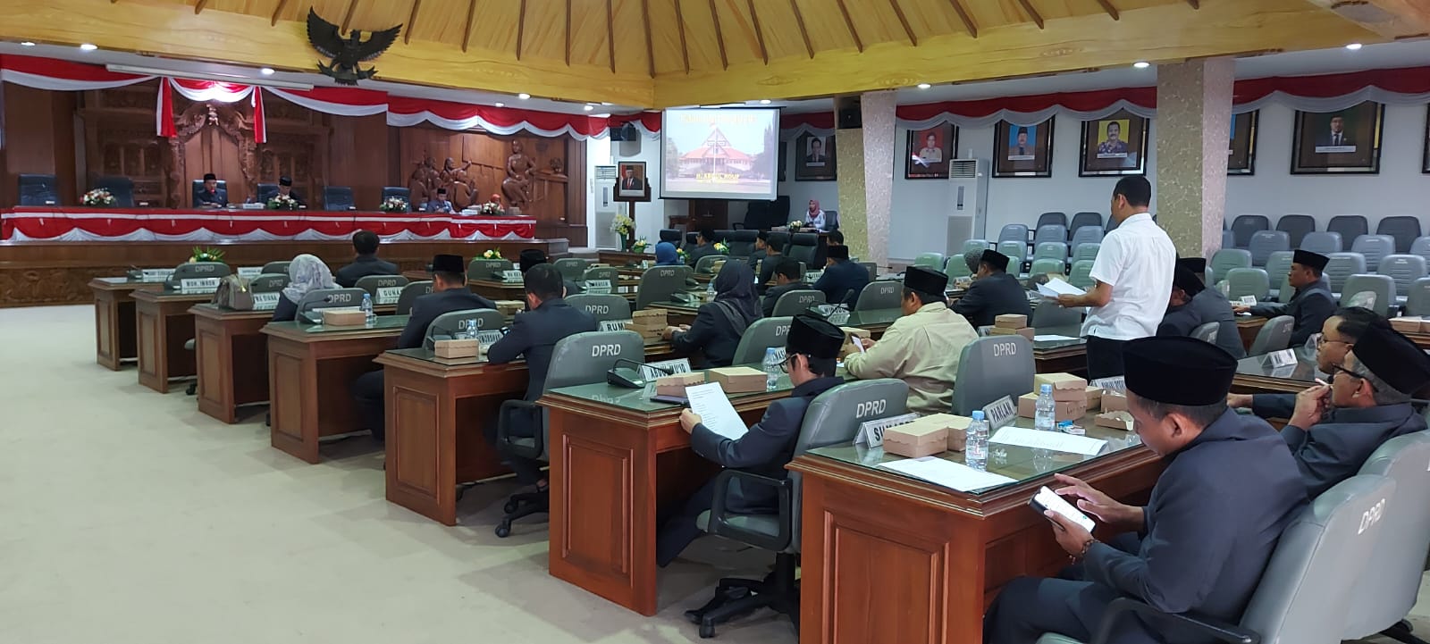 RAPAT PARIPURNA INTERNAL PENETAPAN ENAM FRAKSI DAN PEMBENTUKAN TIM PENYUSUN TATA TERTIB DPRD