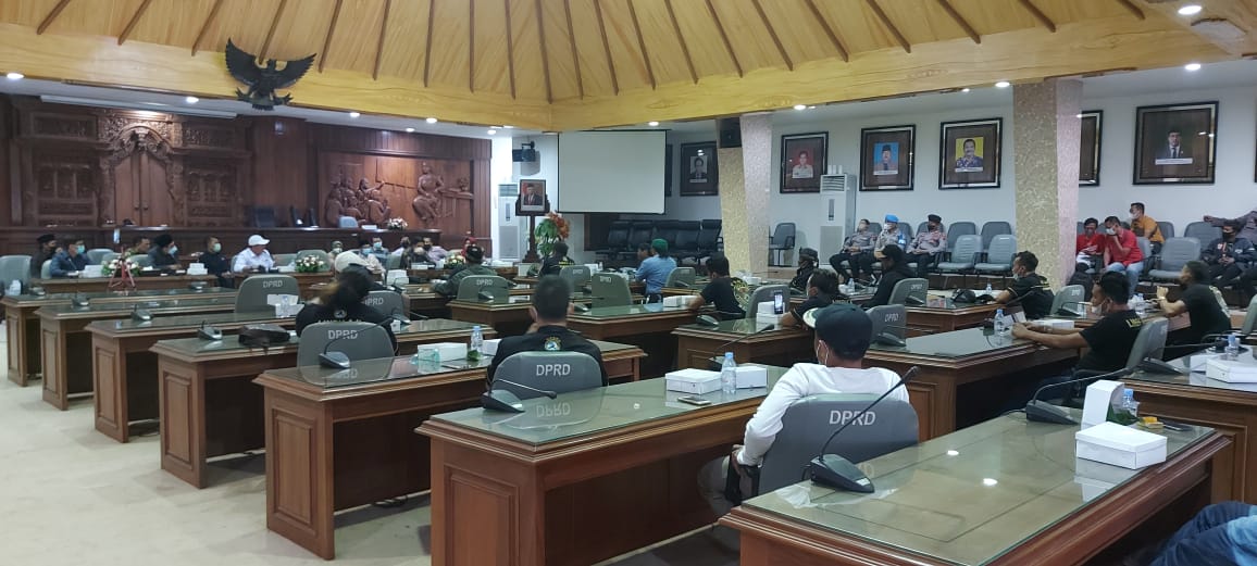 PABRIK SEPATU BERDIRI LINDU AJI AJAK AUDENSI DPRD KABUPATEN REMBANG
