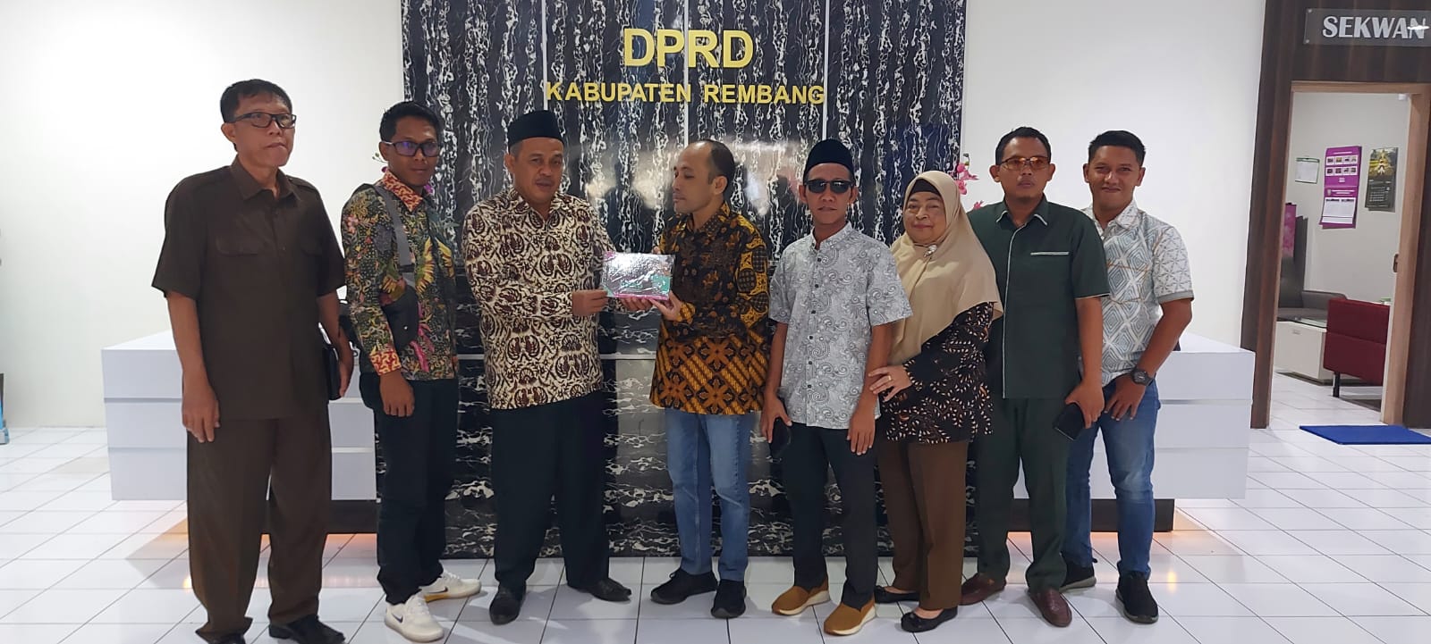 BELAJAR PENDIDIKAN POLITIK PADA MASYARAKAT KOMISI A DPRD KABUPATEN BATANG DATANGI REMBANG